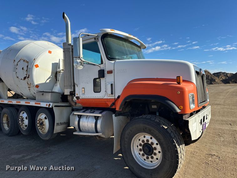 image for item DW4352 2002 International 5500i ready mix truck