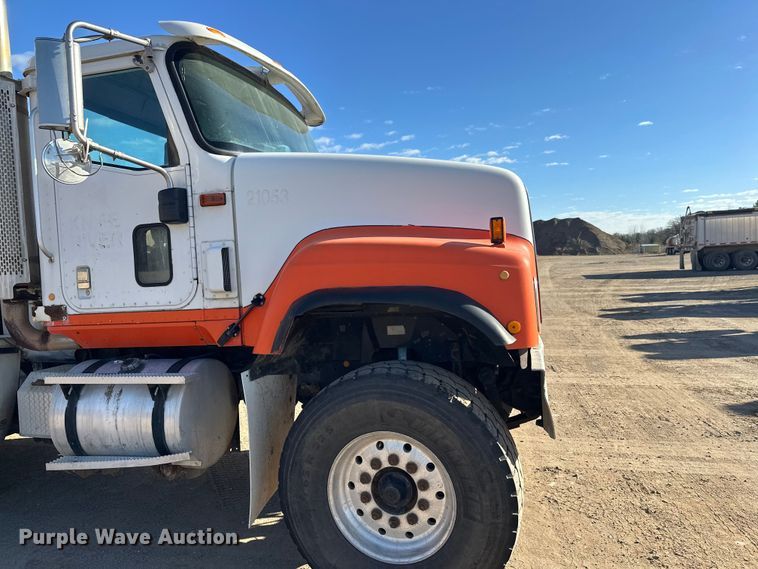 image for item DW4352 2002 International 5500i ready mix truck