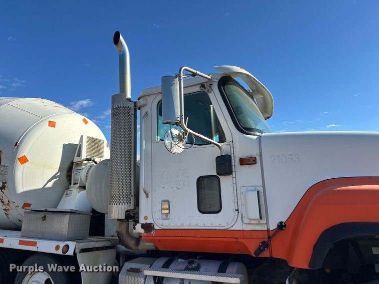 image for item DW4352 2002 International 5500i ready mix truck