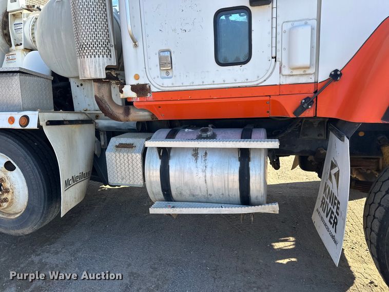 image for item DW4352 2002 International 5500i ready mix truck