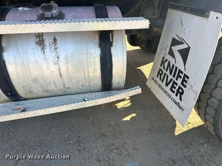 image for item DW4352 2002 International 5500i ready mix truck