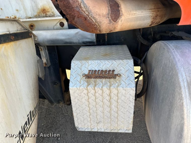 image for item DW4352 2002 International 5500i ready mix truck