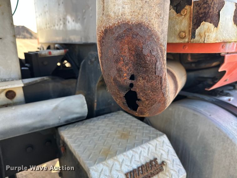 image for item DW4352 2002 International 5500i ready mix truck