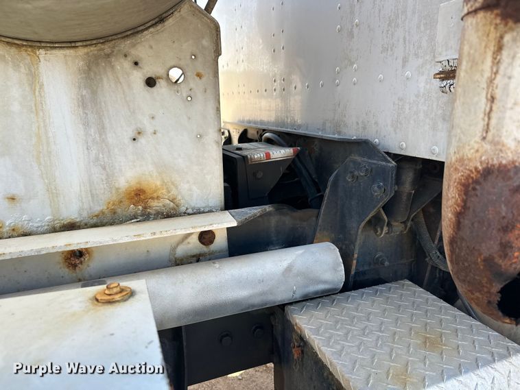 image for item DW4352 2002 International 5500i ready mix truck