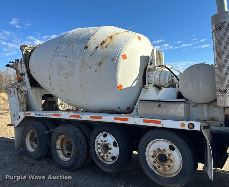 image for item DW4352 2002 International 5500i ready mix truck