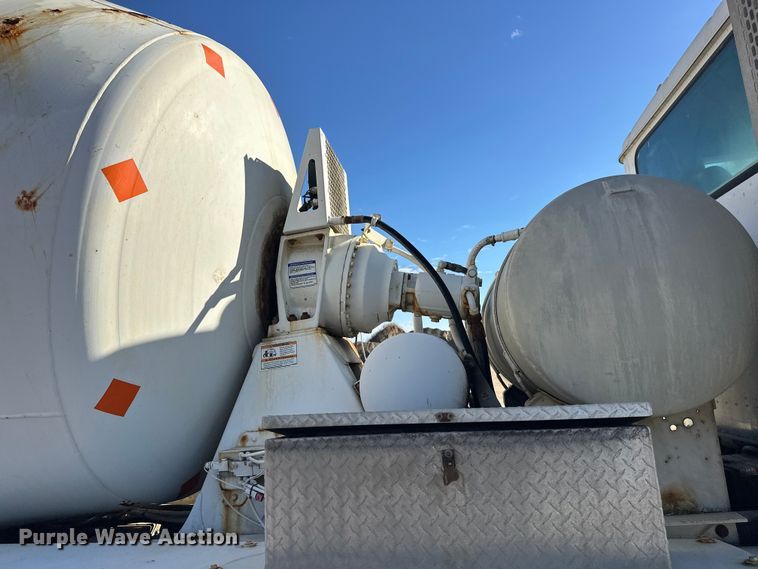 image for item DW4352 2002 International 5500i ready mix truck