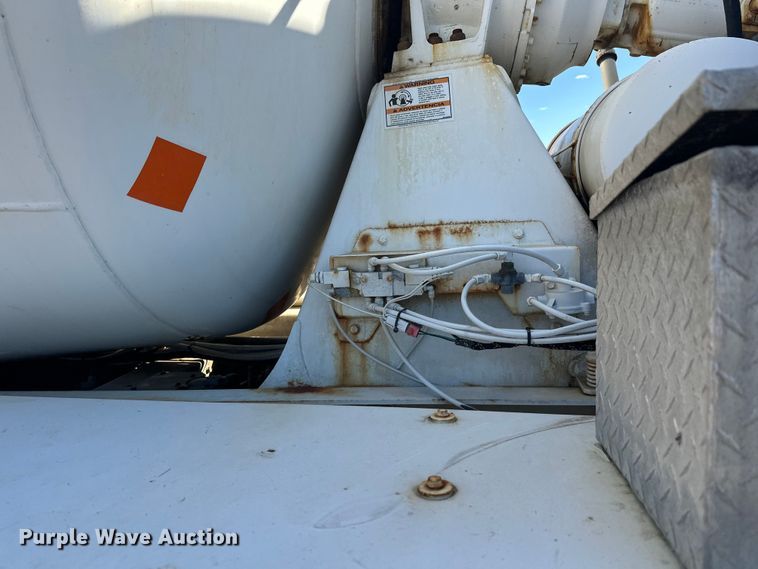 image for item DW4352 2002 International 5500i ready mix truck