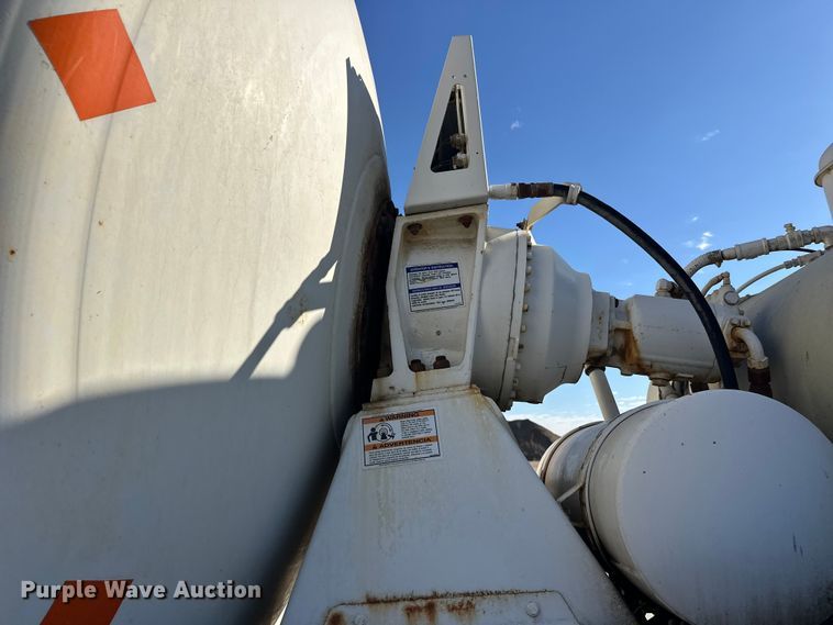 image for item DW4352 2002 International 5500i ready mix truck