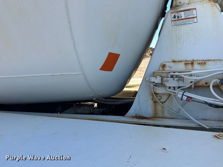 image for item DW4352 2002 International 5500i ready mix truck