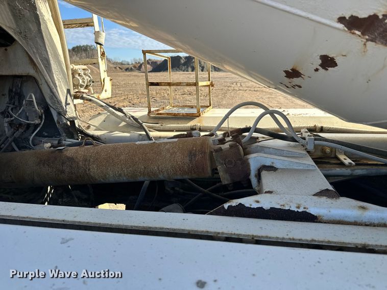 image for item DW4352 2002 International 5500i ready mix truck