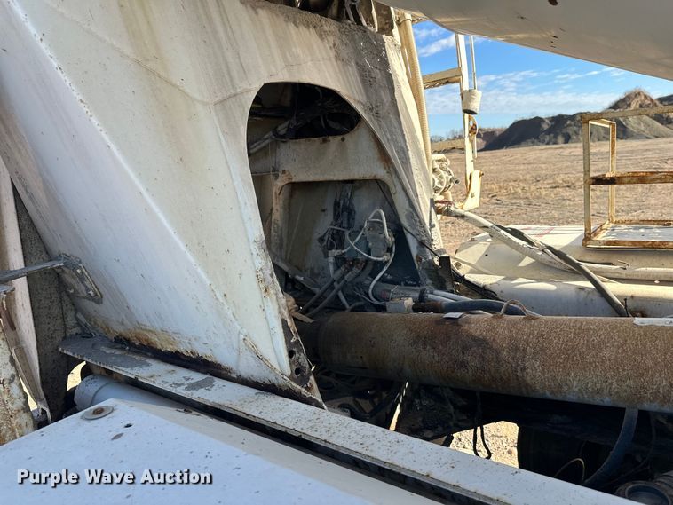 image for item DW4352 2002 International 5500i ready mix truck