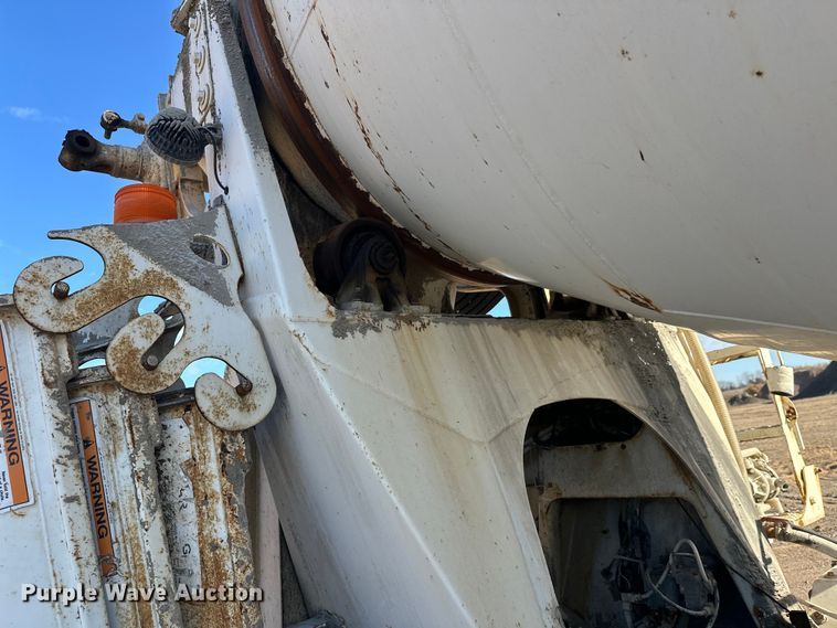 image for item DW4352 2002 International 5500i ready mix truck