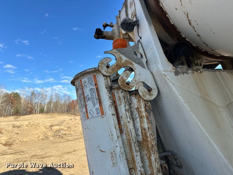 image for item DW4352 2002 International 5500i ready mix truck