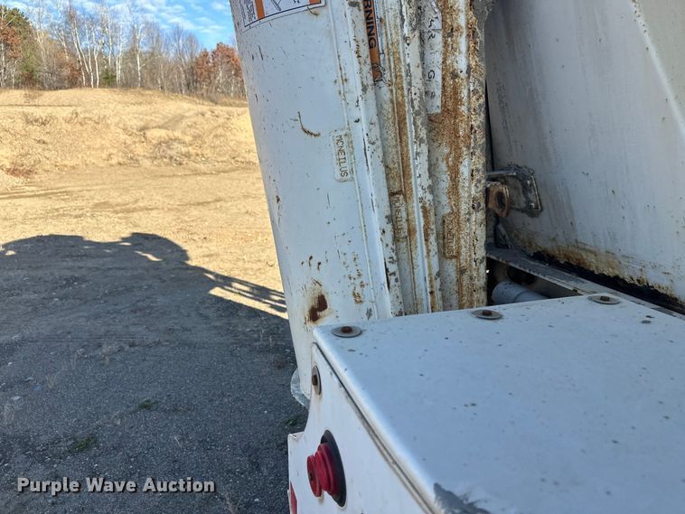 image for item DW4352 2002 International 5500i ready mix truck