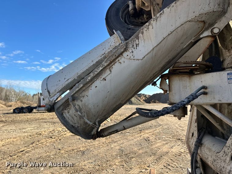 image for item DW4352 2002 International 5500i ready mix truck