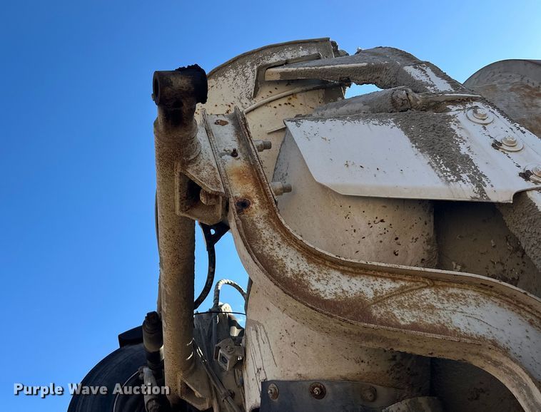 image for item DW4352 2002 International 5500i ready mix truck