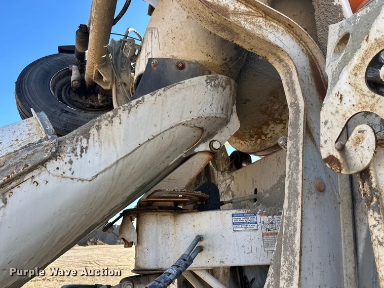 image for item DW4352 2002 International 5500i ready mix truck