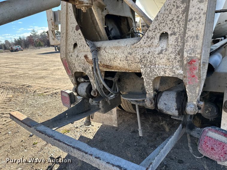 image for item DW4352 2002 International 5500i ready mix truck