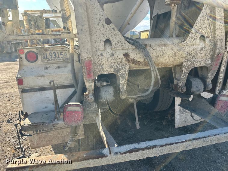 image for item DW4352 2002 International 5500i ready mix truck