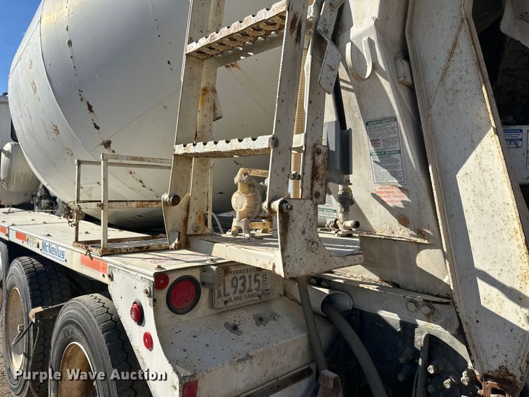 image for item DW4352 2002 International 5500i ready mix truck