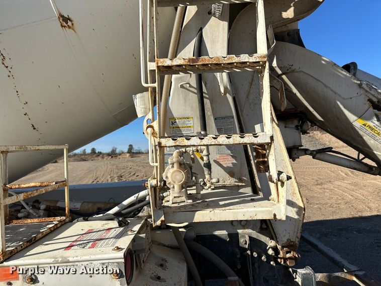 image for item DW4352 2002 International 5500i ready mix truck