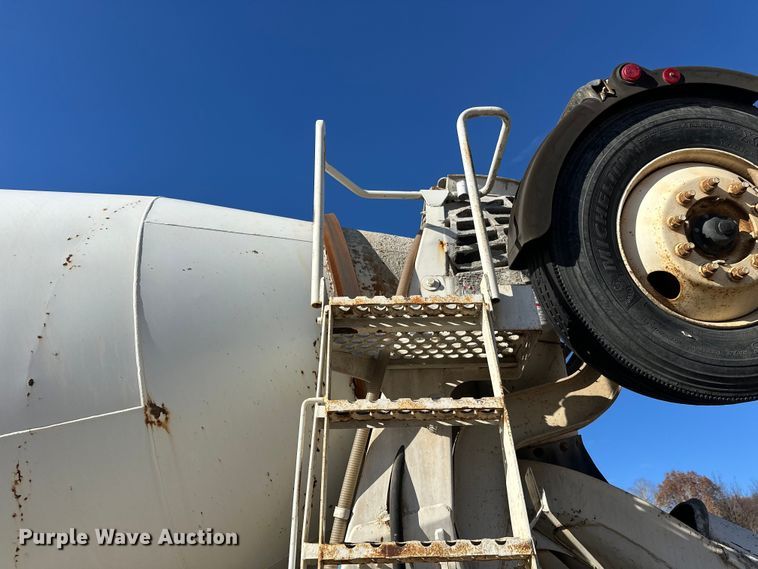 image for item DW4352 2002 International 5500i ready mix truck