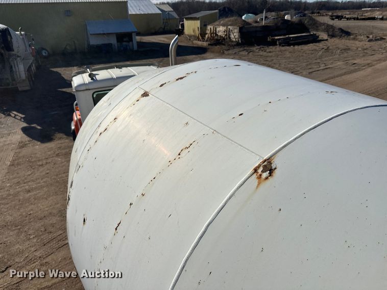 image for item DW4352 2002 International 5500i ready mix truck