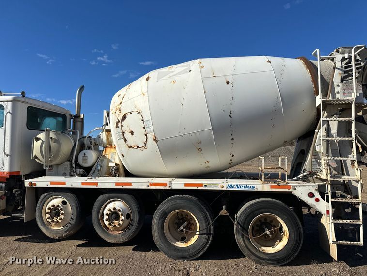 image for item DW4352 2002 International 5500i ready mix truck