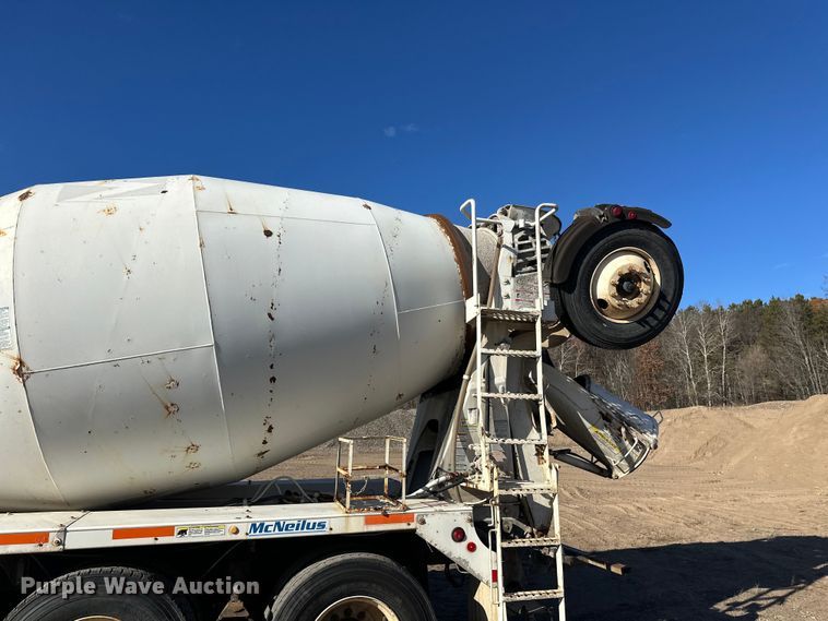 image for item DW4352 2002 International 5500i ready mix truck