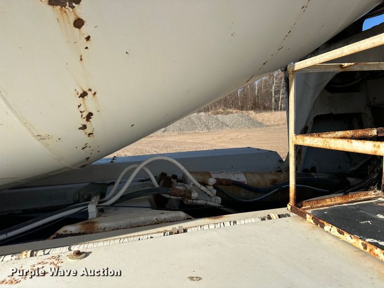 image for item DW4352 2002 International 5500i ready mix truck