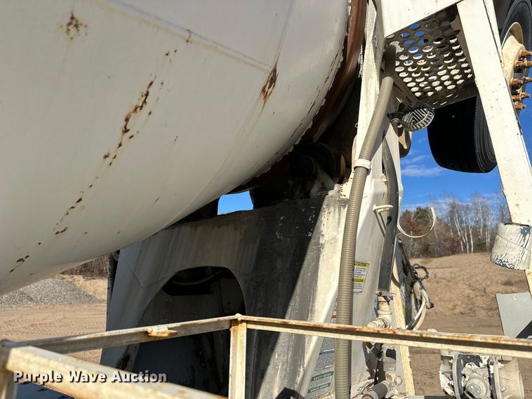 image for item DW4352 2002 International 5500i ready mix truck