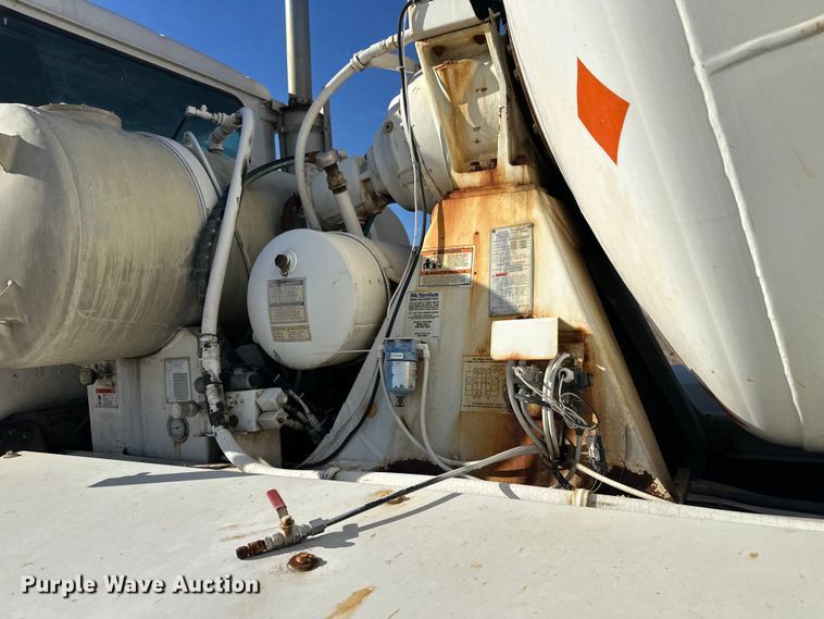 image for item DW4352 2002 International 5500i ready mix truck