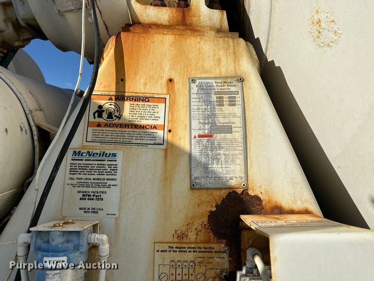 image for item DW4352 2002 International 5500i ready mix truck