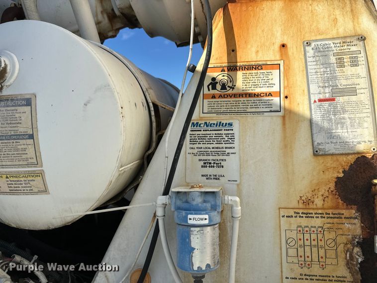 image for item DW4352 2002 International 5500i ready mix truck