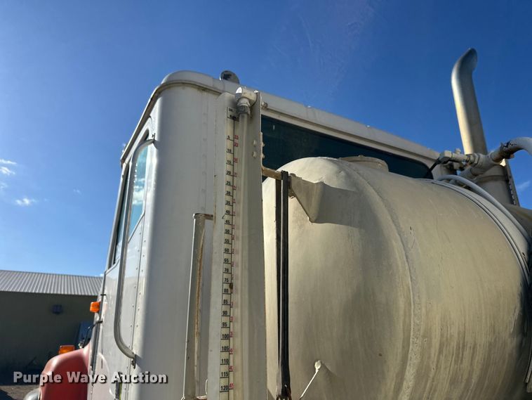 image for item DW4352 2002 International 5500i ready mix truck