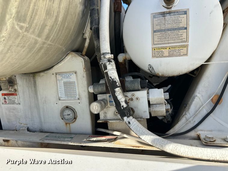 image for item DW4352 2002 International 5500i ready mix truck