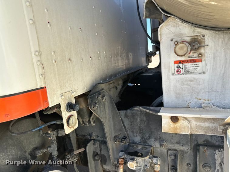 image for item DW4352 2002 International 5500i ready mix truck