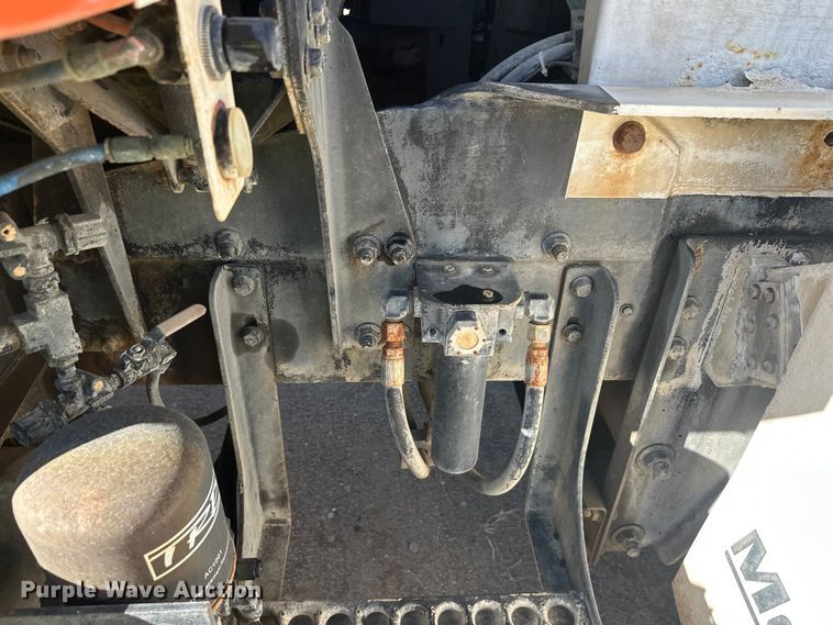 image for item DW4352 2002 International 5500i ready mix truck