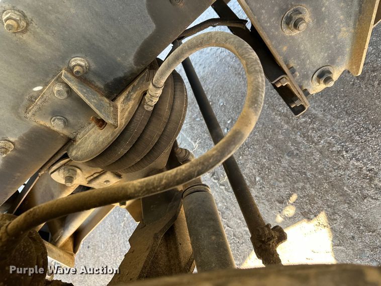 image for item DW4352 2002 International 5500i ready mix truck