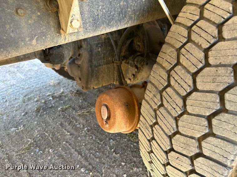 image for item DW4352 2002 International 5500i ready mix truck