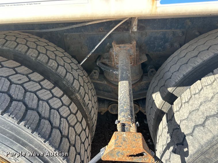 image for item DW4352 2002 International 5500i ready mix truck