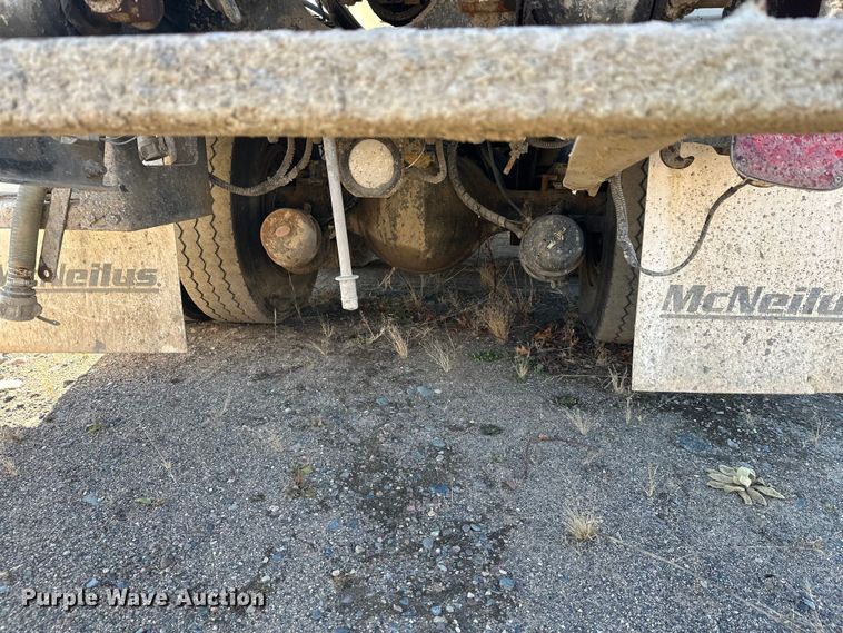 image for item DW4352 2002 International 5500i ready mix truck