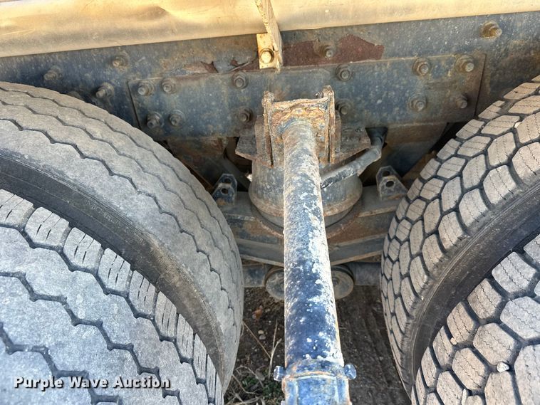 image for item DW4352 2002 International 5500i ready mix truck