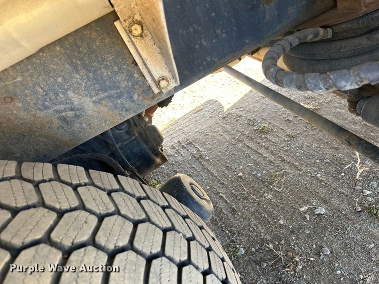 image for item DW4352 2002 International 5500i ready mix truck