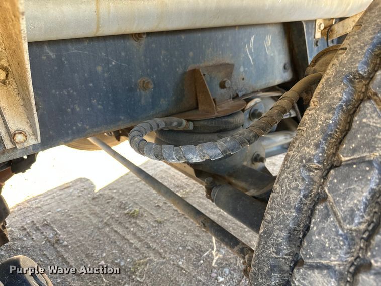 image for item DW4352 2002 International 5500i ready mix truck