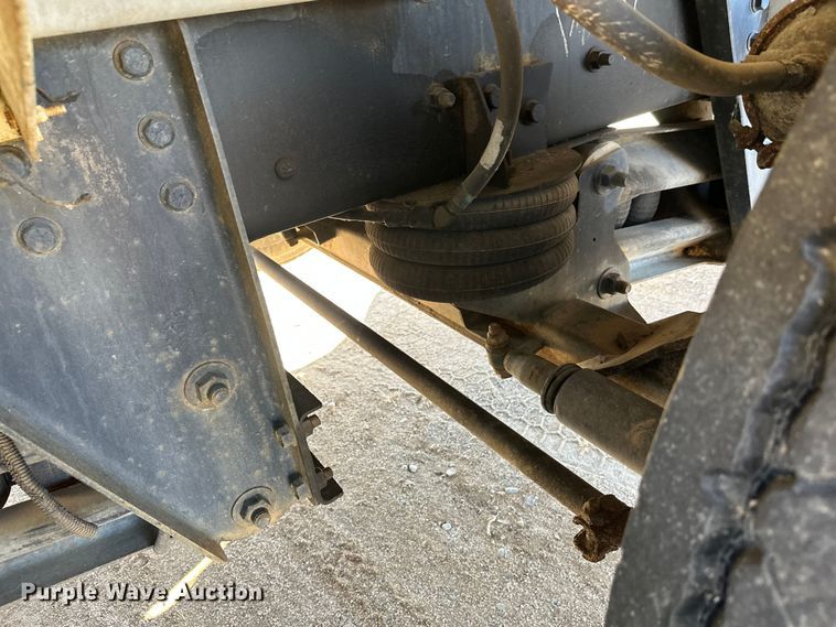 image for item DW4352 2002 International 5500i ready mix truck