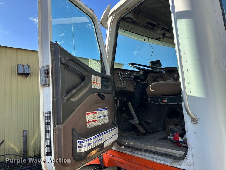 image for item DW4352 2002 International 5500i ready mix truck