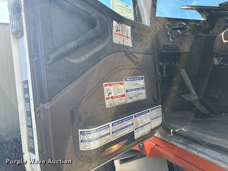 image for item DW4352 2002 International 5500i ready mix truck