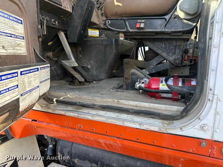 image for item DW4352 2002 International 5500i ready mix truck