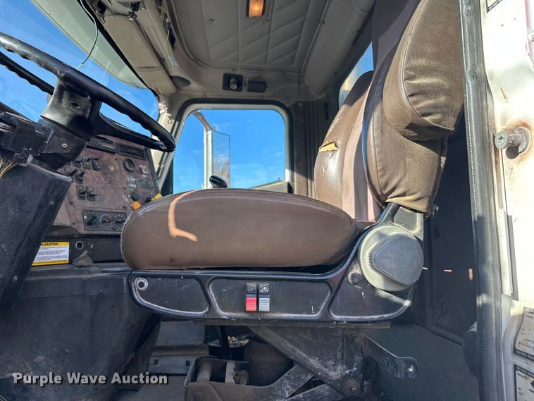 image for item DW4352 2002 International 5500i ready mix truck